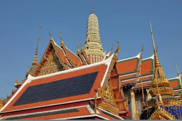 Una Composición Arquitectónica Que Consta Muchos Templos Budistas Bangkok —  Fotos de Stock
