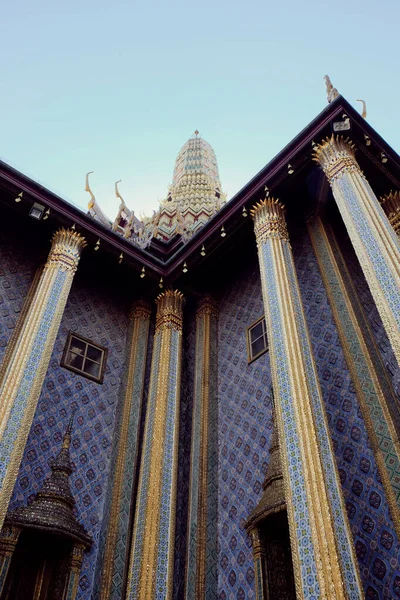 Fragmento Del Templo Del Buda Esmeralda Bangkok Con Una Columnata —  Fotos de Stock