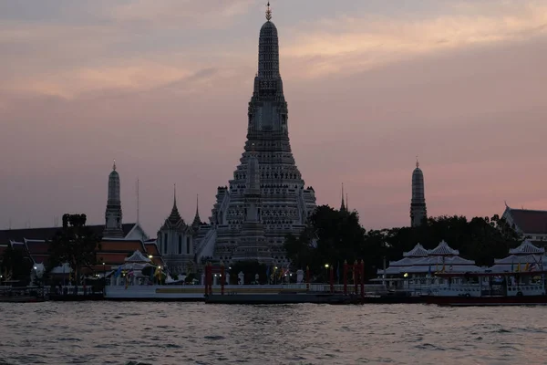 Západ Slunce Nad Buddhistickým Chrámem Wat Arun Povrch Řeky Chao — Stock fotografie