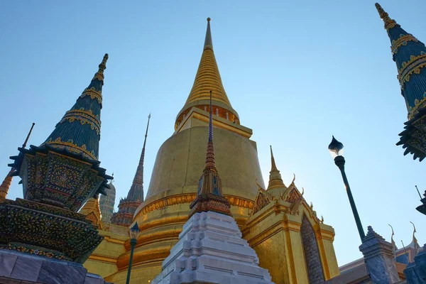 Gyllene Buddistiska Tempel Konisk Form Spindlar Asiatiska Religiösa Byggnader — Stockfoto