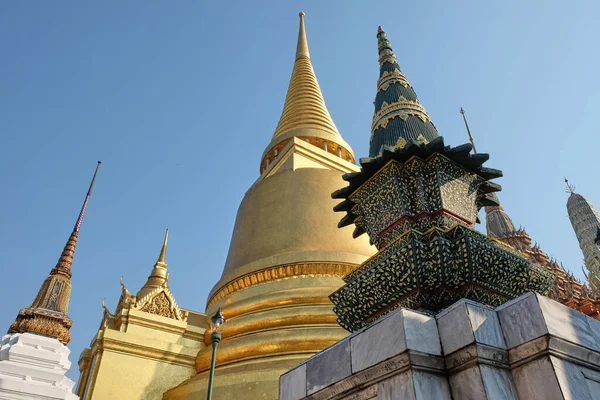 Gyllene Buddistiska Tempel Konisk Form Spindlar Asiatiska Religiösa Byggnader — Stockfoto