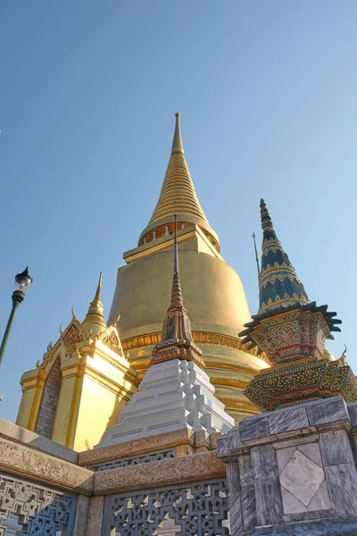 Gyllene Buddistiska Tempel Konisk Form Spindlar Asiatiska Religiösa Byggnader — Stockfoto