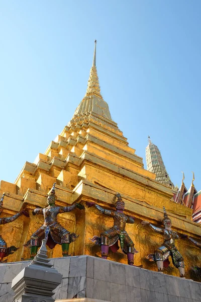 Tour Conique Dorée Sur Territoire Temple Bouddhiste Bangkok — Photo