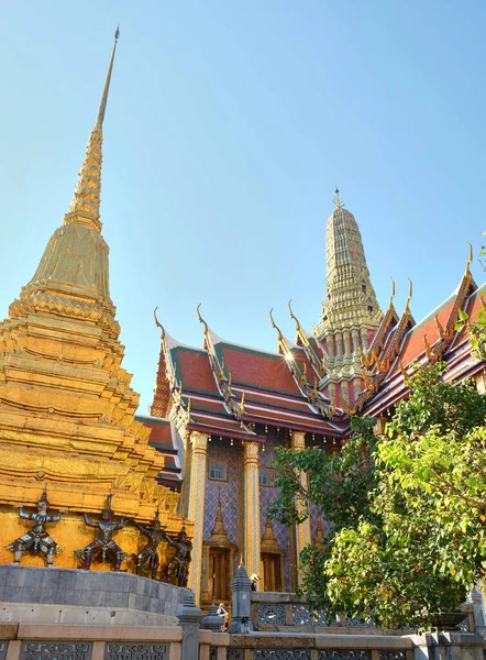 Vergulde Kegelvormige Toren Het Grondgebied Van Een Boeddhistische Tempel Bangkok — Stockfoto