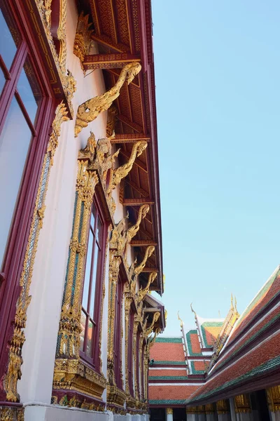 Elementos Decorativos Dorados Adornan Pared Templo Budista —  Fotos de Stock
