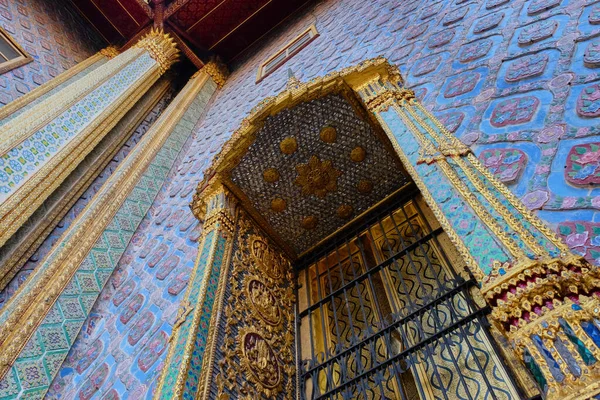 Decoración Fachada Templo Budista Patrón Azul Dorado Adorna Pared Del —  Fotos de Stock