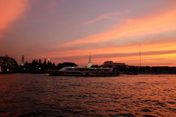 Gün Batımında Chao Phraya Nehrinde Bir Turist Teknesi Yüzer Bangkok — Stok fotoğraf