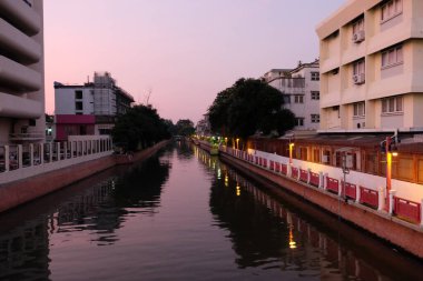 Tayland 'ın başkenti Bangkok' ta küçük bir nakliye kanalı.