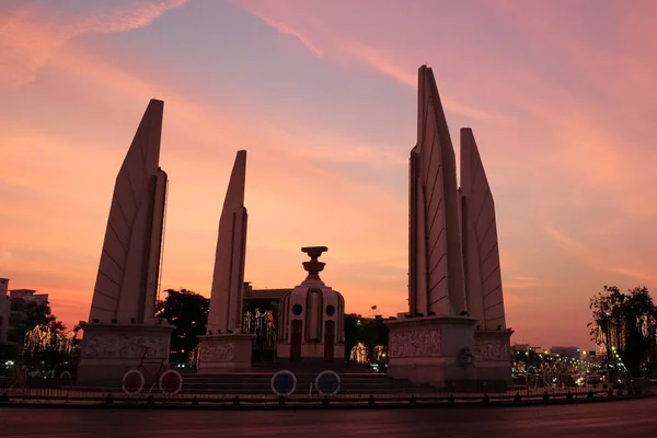 Demokrasi Anıtı Gün Batımında Bangkok Caddesinde Pembe Gökyüzü — Stok fotoğraf