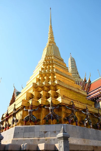 Gyllene Koniskt Torn Ett Buddistiskt Tempels Territorium Bangkok — Stockfoto