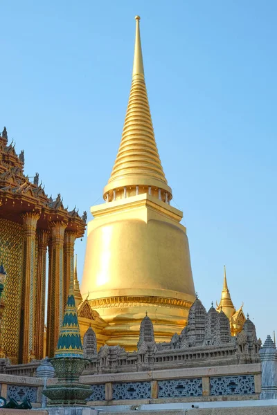 Zümrüt Buda Tapınağında Yaldızlı Koni Kulesi — Stok fotoğraf