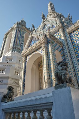 Renkli kiremitlerle kaplı muhteşem bir Budist tapınağı..