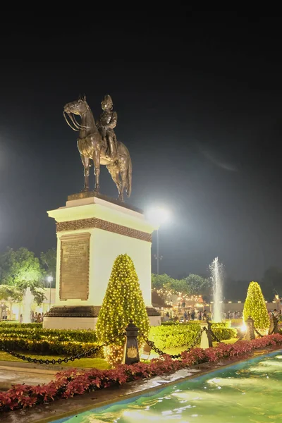 Ráma Király Szobrászati Képe Bangkoki Királyi Palota Előtti Téren Éjszaka — Stock Fotó