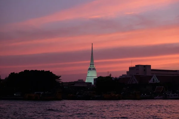 Ağaçların Siluetlerinin Üzerinde Güzel Bir Günbatımı Bir Budist Tapınağının Aydınlık — Stok fotoğraf