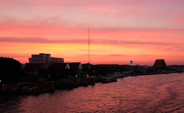 Pôr Sol Incrível Sobre Rio Chao Phraya Banguecoque Silhuetas Edifícios — Fotografia de Stock