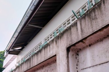 Çitin üzerine cam parçaları yerleştirilmiş. Tehlikeli çitler..