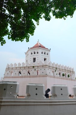 Bangkok 'ta küçük beyaz bir kale. Phra Sumen Kalesi tarihi eski kasabanın parkında yer almaktadır..