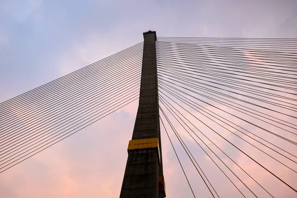 空に対する巨大な吊り橋のパイロンと金属ケーブル — ストック写真