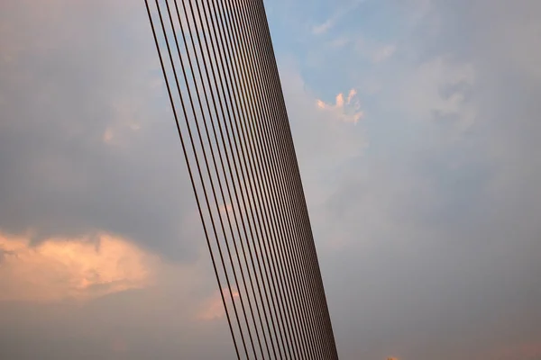 Muchas Cuerdas Metálicas Puente Colgante Cruzan Cielo Contexto —  Fotos de Stock