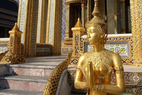 Gyllene Skulpturala Bild Kvinna Placerad Nära Ett Buddhistiskt Tempel — Stockfoto