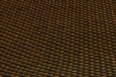 Evin çatısındaki seramik fayanslar arka plan olarak kullanılıyor..