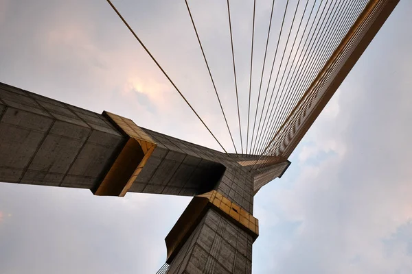Gökyüzüne Karşı Kocaman Bir Asma Köprünün Pilon Metal Kabloları — Stok fotoğraf