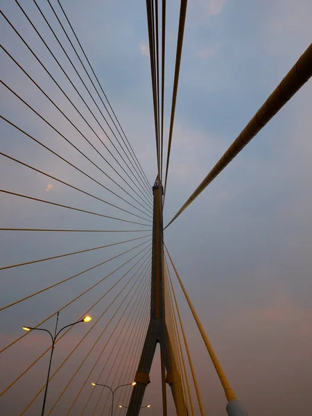 空に対する巨大な吊り橋のパイロンと金属ケーブル — ストック写真
