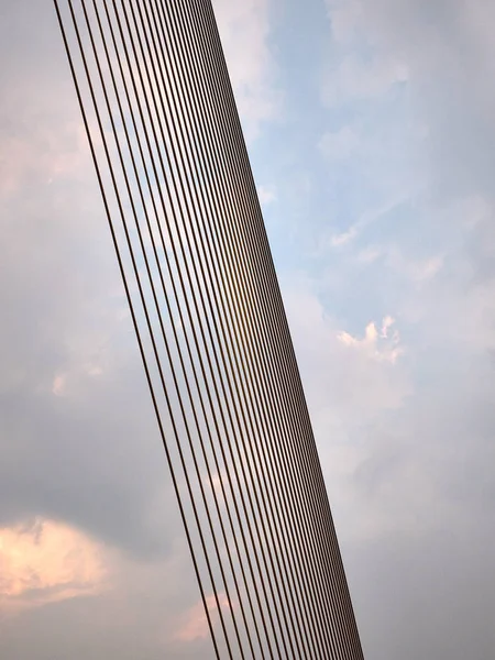 Muchas Cuerdas Metálicas Puente Colgante Cruzan Cielo Contexto —  Fotos de Stock