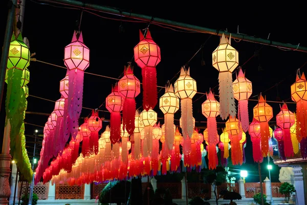 Різнокольорові Фестивальні Ліхтарі Висять Вулиці Вночі — стокове фото