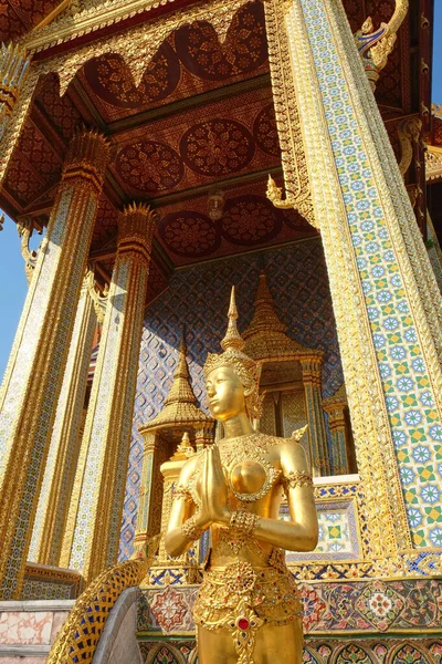 Gyllene Skulpturala Bild Kvinna Placerad Nära Ett Buddhistiskt Tempel — Stockfoto