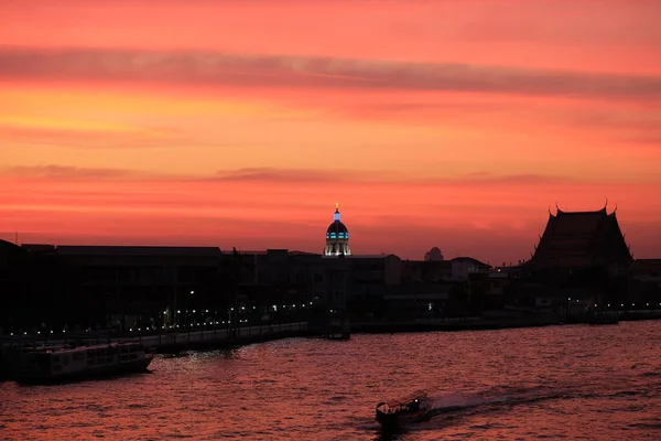 Geweldige Zonsondergang Boven Chao Phraya Rivier Bangkok Silhouetten Van Gebouwen — Stockfoto