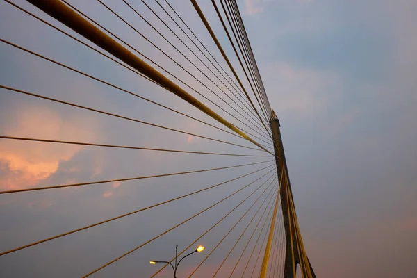 Gökyüzüne Karşı Kocaman Bir Asma Köprünün Pilon Metal Kabloları — Stok fotoğraf