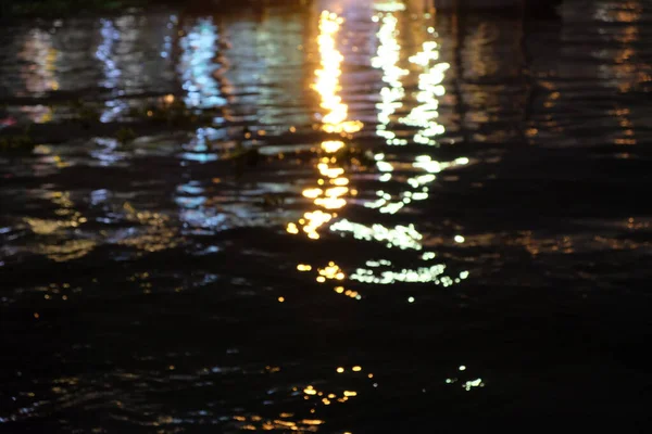 市の照明は夜に川の水に反映されます — ストック写真