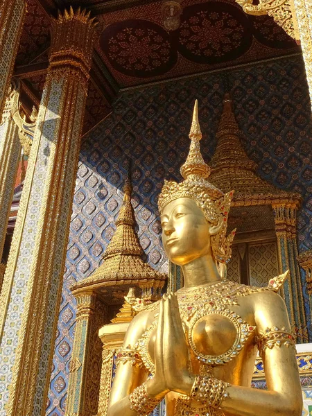 Imagem Escultural Dourada Uma Mulher Colocada Perto Templo Budista — Fotografia de Stock