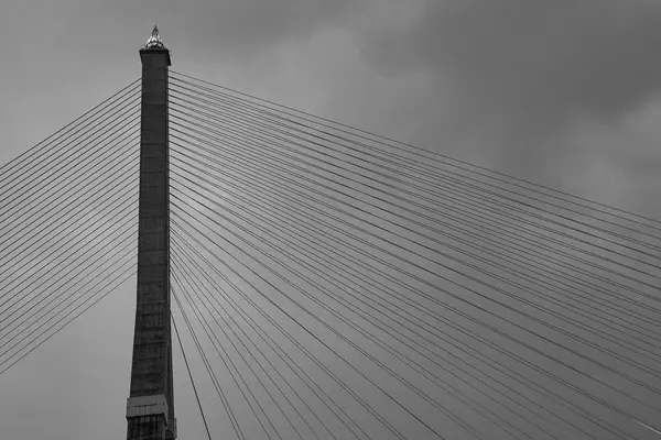 Mast Und Metallseile Einer Riesigen Hängebrücke Gegen Den Himmel — Stockfoto