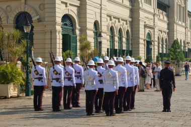 Bangkok, Tayland, 27 Aralık 2018. Güneşli bir günde Tayland ordusunun muhafızlarının değişmesi..