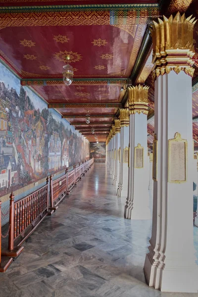 Μπανγκόκ Ταϊλάνδη Δεκεμβρίου 2018 Ένας Μακρύς Διάδρομος Διακοσμημένος Τοιχογραφίες Μέρος — Φωτογραφία Αρχείου