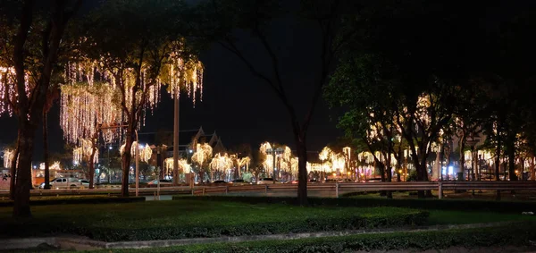 Bangkok Tajlandia Grudnia 2018 Drzewa Ozdobione Światłami Wakacyjnymi Rosną Nocą — Zdjęcie stockowe