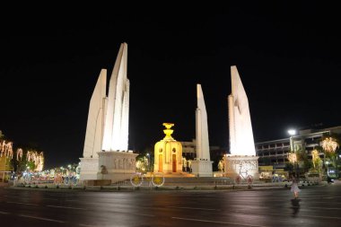 Bangkok, Tayland, 26 Aralık 2018. Demokrasi Anıtı, gece şehrinin caddelerinin kesişiminde yer alıyor..