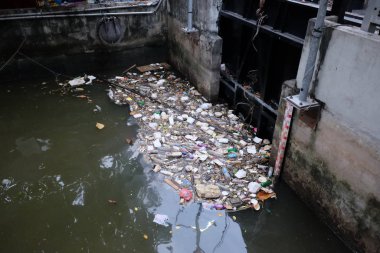 Bangkok, Tayland, 28 Aralık 2018. Şehir nehir kanalında bir çöp yığını. Su kirliliği.