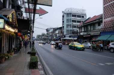 Bangkok, Tayland, 28 Aralık 2018. Akşamleyin Tayland 'ın başkentinin caddesinde trafik vardı. Kentsel Asya trafiği.