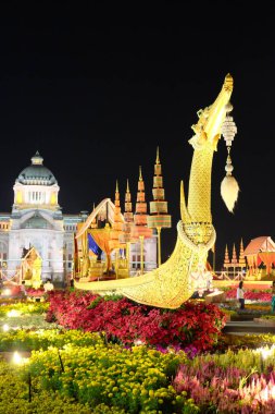 Bangkok, Tayland, 27 Aralık 2018. Altın renginde lüks bir tören teknesi çiçeklerle çevrilidir..