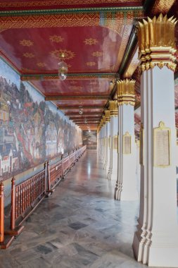 Bangkok, Tayland, 27 Aralık 2018. Duvar resimleriyle süslenmiş uzun bir koridor. Bir Budist tapınağının parçası..