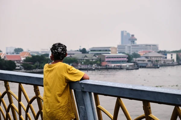 Bangkok Tailândia Dezembro 2018 Cara Magro Uma Camiseta Amarela Inclina — Fotografia de Stock