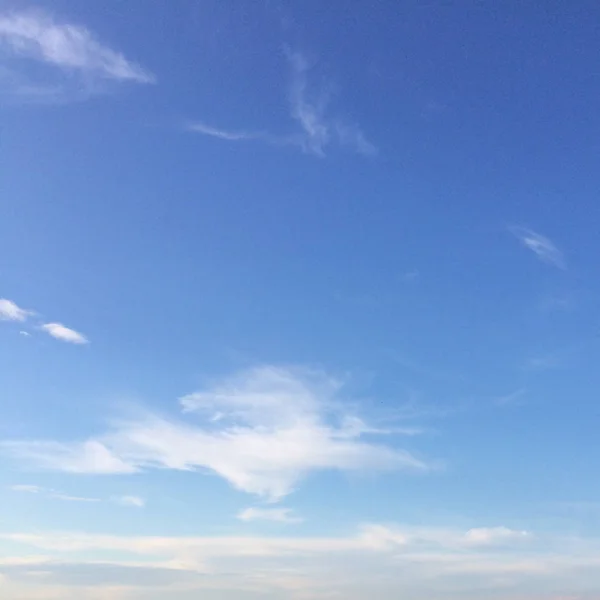 蓝天为背景 蓝天上的粉色云彩 — 图库照片