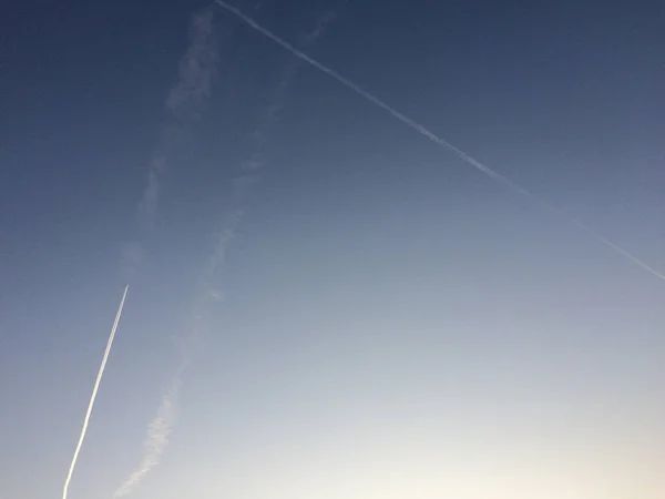 青空に飛行機の痕跡 — ストック写真