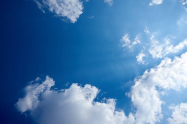 Arka plan olarak mavi gökyüzü. Güneşli havada gökyüzü.