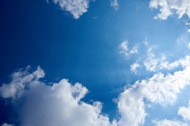 Arka plan olarak mavi gökyüzü. Güneşli havada gökyüzü.