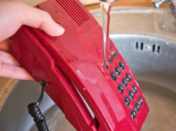 Рука Белокожего Мужчины Держит Устаревший Телефон Проточной Водой — стоковое фото