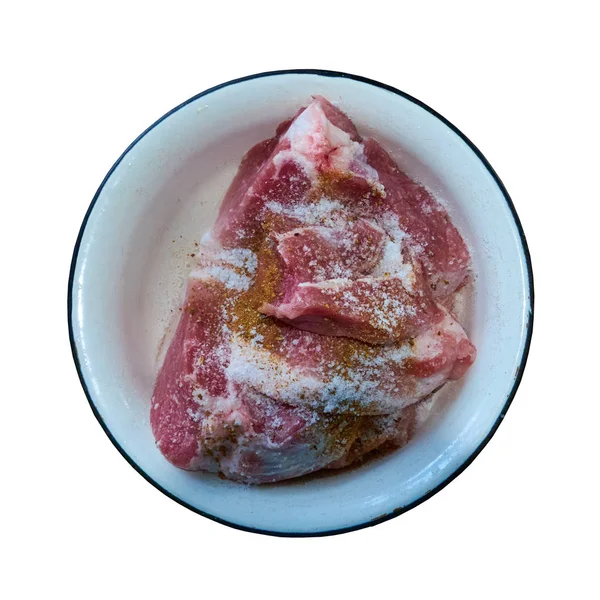 Кусок Сырого Мяса Посыпанного Специями Лежит Металлической Миске Изолирована Белый — стоковое фото